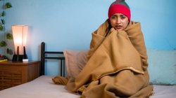 क्या आपको भी दूसरों से ज्यादा ठंड लगती है? यह बीमारी हो सकती है वजह, भूलकर भी न करें नजरअंदाज, डॉक्टर से जानें