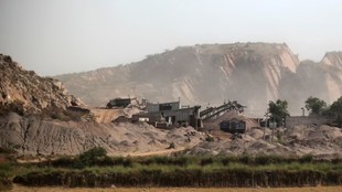 Aravalli mountain range, cracks in the Aravalli hills