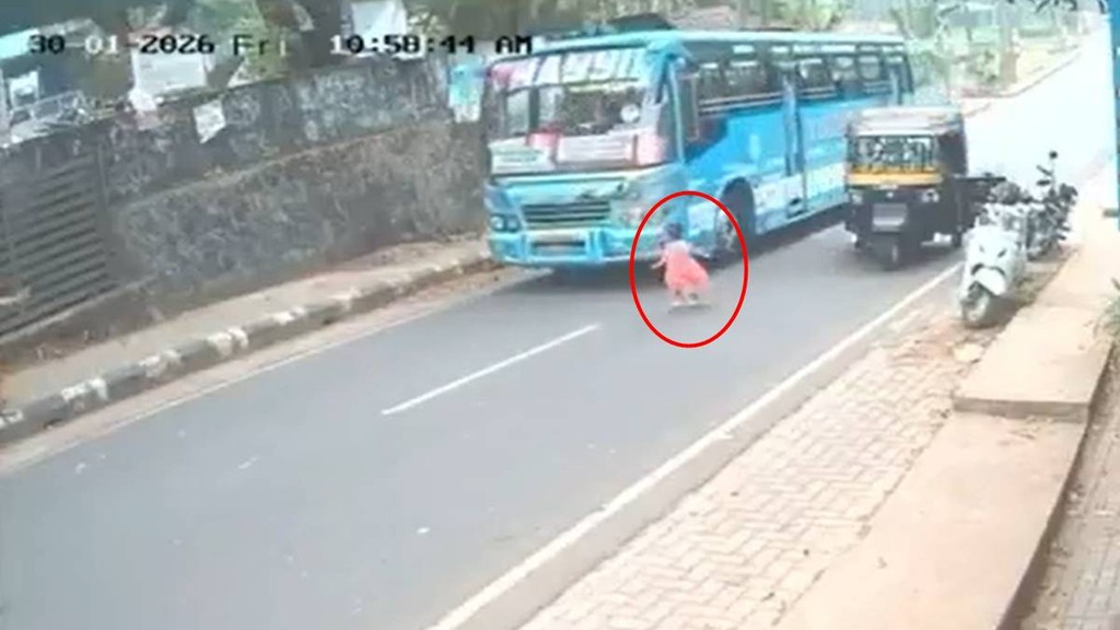 Child Cross road, Kozhikode video viral, viral video, trending video viral,