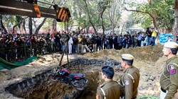 सड़क पर खुले गड्ढे, प्रशासन की बंद आंखें, कब तक बेगुनाह जिंदगियां निगलती रहेगी सरकारी संवेदनहीनता