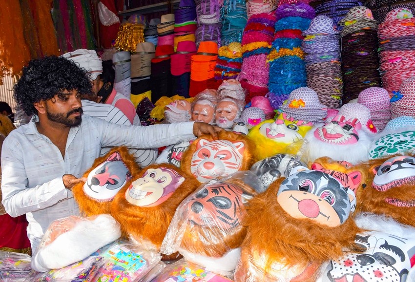 Holi market preparations