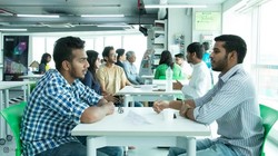 दुनिया मेरे आगे: हम साथ हैं, फिर भी अजनबी, तेजी से भाग रहे समय में सूखती स्मृतियां और संवेदना का संवाद