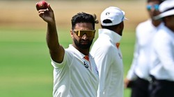 आकिब नबी ने सीजन में 7वीं बार झटके पारी में 5 विकेट, रणजी ट्रॉफी 2025-26 में सबसे ज्यादा विकेट लेने वाले गेंदबाज बने