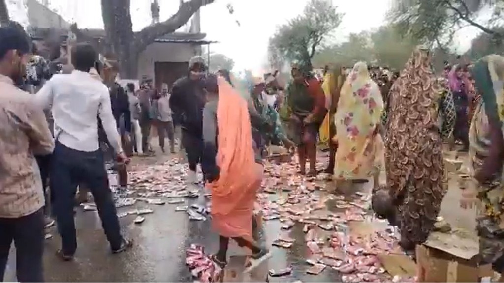 Lalitpur woman protest again molestation throws liquor worth lakhs on road video Viral