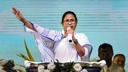बंगाल चुनाव: भ्रष्टाचार की चोट से लाभार्थी वोट तक, समझिए सबसे कठिन चुनौती में ममता बनर्जी को कैसे घेर रही BJP