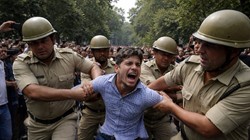 पुलिस सिर्फ भीड़ का हिस्सा होने पर राहगीरों को नहीं उठा सकती: हाई कोर्ट