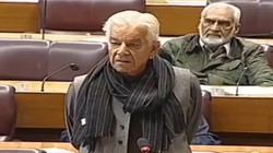 ‘हमें टॉयलेट पेपर की तरह इस्तेमाल कर फेंका’, अमेरिका से संबंधों पर पाकिस्तान के रक्षा मंत्री ख्वाजा आसिफ 