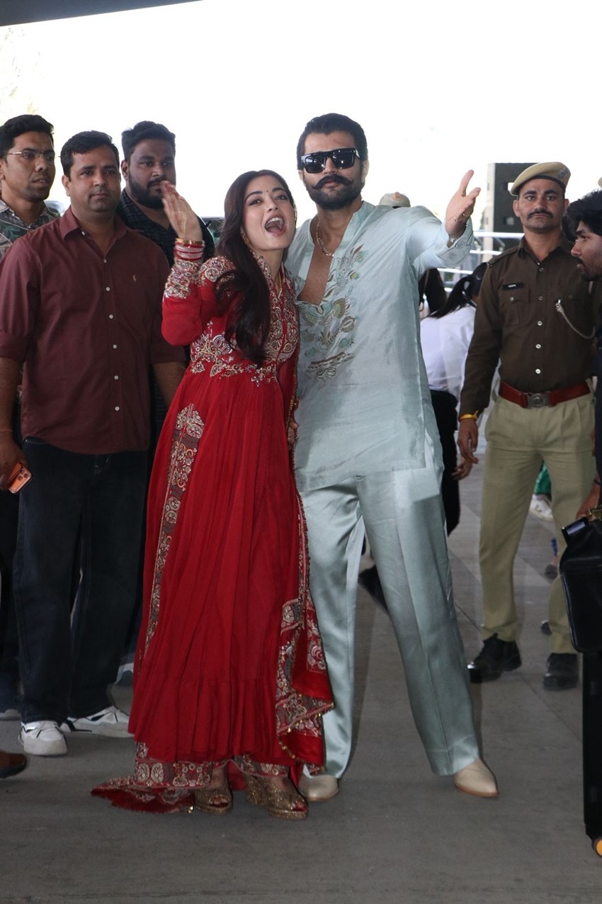 Romantic First Appearance as Husband and Wife