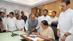 ‘अजित दादा की जगह कोई नहीं ले सकता’, पदभार संभालने के बाद भावुक हो गईं डिप्टी सीएम सुनेत्रा पवार