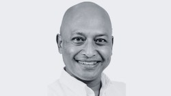 फुटबॉल खेल रहे थे लोकसभा सांसद, हार्टअटैक की वजह से हुआ निधन, सीएम ने जताया शोक