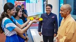 सिंगापुर: योगी आदित्यनाथ को देख उत्साह से भर गया भारतीय समुदाय, महिला ने ‘भैया’ कहकर बुलाया