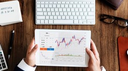 Stock Market Today: आज तेजी के साथ खुला शेयर बाजार, Sensex 550 अंक उछला, Nifty 24600 अंक के ऊपर