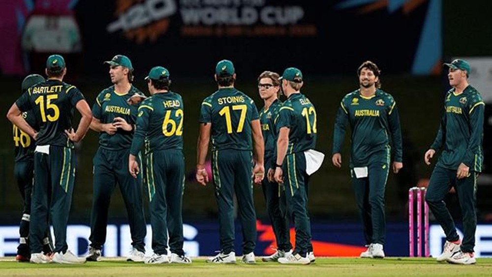 ऑस्ट्रेलिया के एडम जम्पा ओमान के खिलाफ टी20 वर्ल्ड कप क्रिकेट मैच के दौरान ओमान के मोहम्मद नदीम के विकेट का जश्न टीम के साथियों के साथ मनाते हुए। (फोटो सोर्स - एपी)