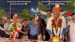 62वें जन्मदिन पर बेटे ने पिता को दिया अनमोल तोहफा, स्कूल के दोस्तों से कराई सालों बाद मुलाकात, दिल छू रहा Viral Video