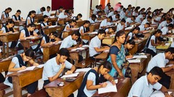 बोर्ड परीक्षा: शिक्षा की कसौटी या सामाजिक प्रतिष्ठा का युद्ध? | विचार