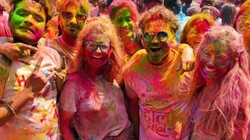 इश्क में घोलें प्यार का रंग, गर्लफ्रेंड के साथ इन खास जगहों पर मनाएं यादगार होली