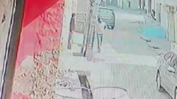 ग्रेटर नोएडा में दिनदहाड़े घर के बाहर शख्स को मारी गोली, CCTV में कैद हुई वारदात