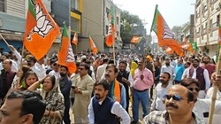 इंदौर में कांग्रेस और भाजयुमो कार्यकर्ताओं ने एक-दूसरे पर किया पथराव, 10 लोग घायल