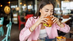 हर दिन जंक फूड खाना सेहत पर पड़ सकता है भारी, एक्सपर्ट्स बता रहे हैं इसके नुकसान