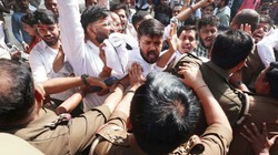 नमाज के बाद हनुमान चालीसा पाठ से बढ़ा तनाव, लखनऊ विश्वविद्यालय में भारी पुलिस तैनात