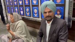 ‘पुलिस नहीं कर रही कार्रवाई’, पंजाब में SSP कार्यालय के बाहर धरने पर बैठे सिद्धू मूसेवाला के माता-पिता