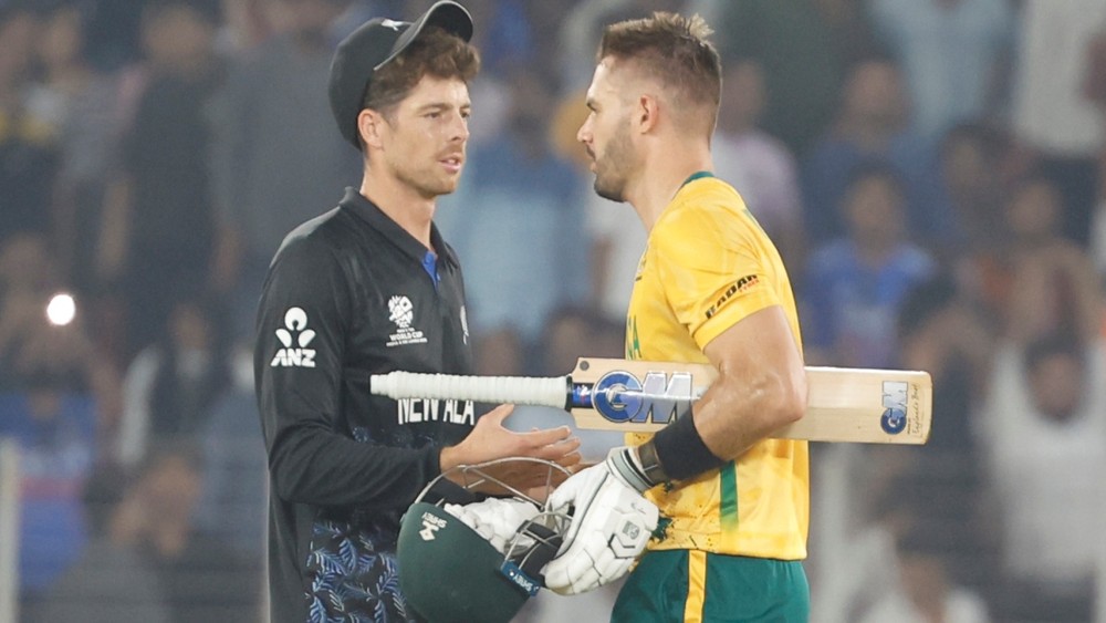 साउथ अफ्रीका के कप्तान एडेन मार्कराम और न्यूजीलैंड के कप्तान मिचेल सैंटनर हाथ मिलाते हुए (सोर्स- IANS)