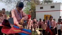 यूपी में सरकारी स्कूल को बच्चों ने स्क्रैप से बनाया रोबोट और ड्रोन, इंटरनेट पर छाया VIDEO, यूजर्स ने की खूब तारीफ