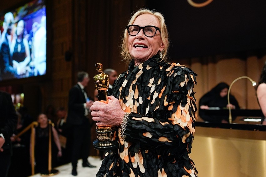 Amy Madigan, winner of the award for actress 
