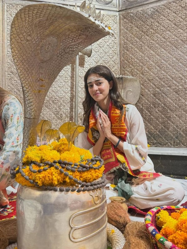 Ananya Visits Temple Alongside Mother Bhavana Pandey