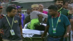 बांग्लादेश के खिलाफ फील्डिंग करते हुए पाकिस्तानी खिलाड़ी चोटिल, स्ट्रेचर पर मैदान से गया बाहर, अस्पताल में भर्ती