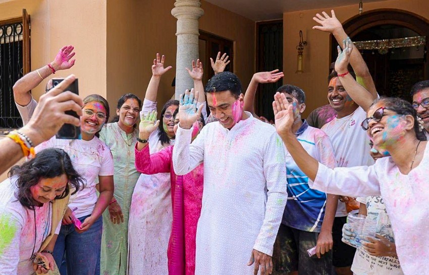 Pramod Sawant celebrates Holi festival