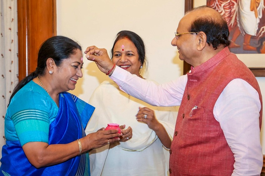 Rekha Gupta meets Vinai Kumar Saxena on Holi