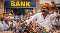 कर्ज चुकाने के बाद भी NOC नहीं दे रहा था बैंक, ढोल लेकर पहुंचा किसान, विरोध में जमकर किया डांस