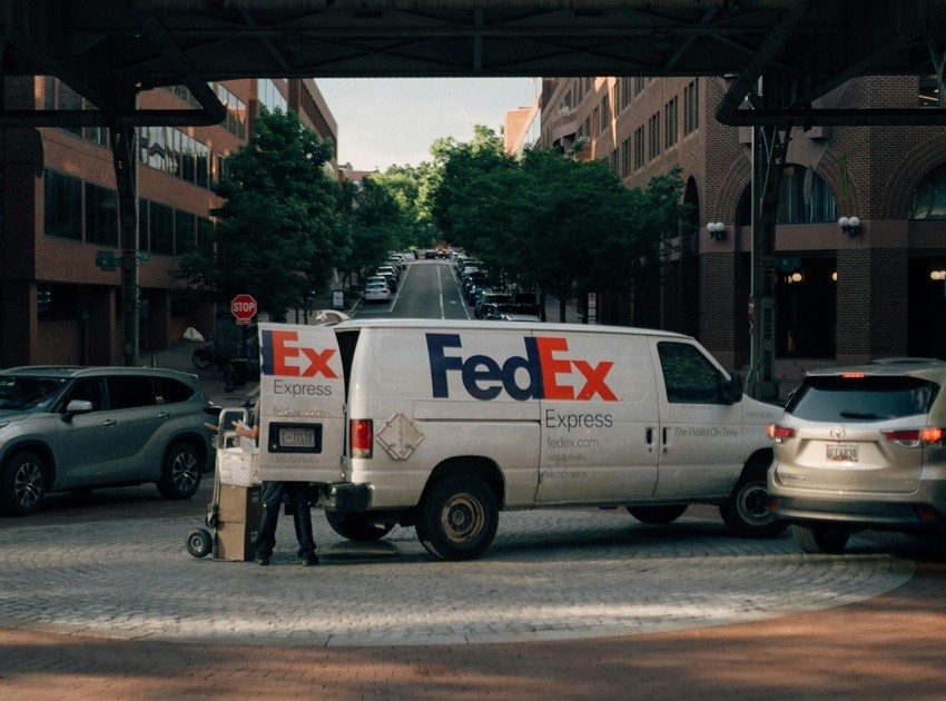 FedEx logo hidden arrow