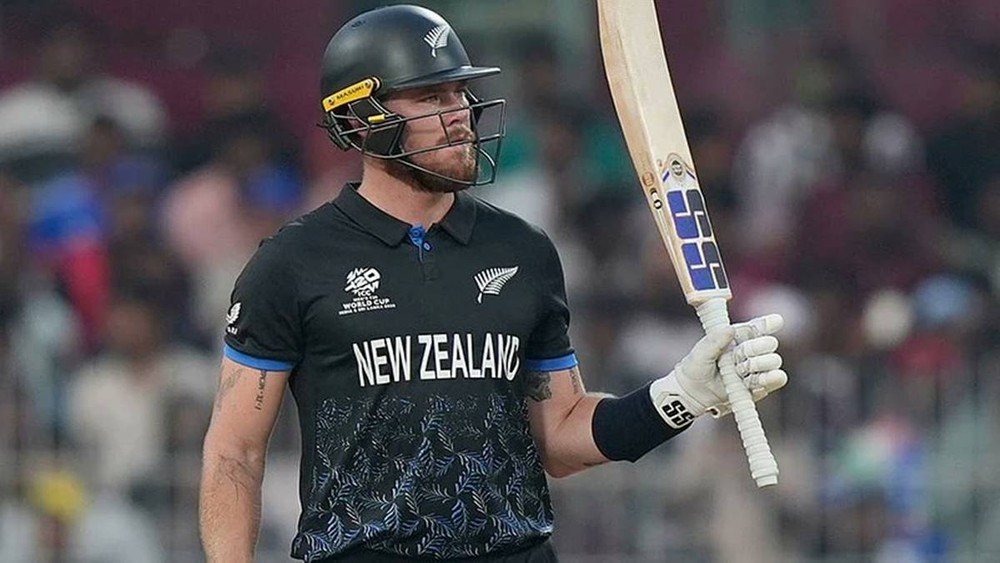 शतक लगाने के बाद दर्शकों का अभिवादन करते हुए फिन एलन (फोटो सोर्स- IANS)