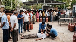 UP News: गैस सिलेंडर लेने के लिए लाइन में खड़े शख्स को आया हार्ट अटैक, लोगों ने CPR देकर बचाई जान