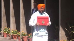 बजट हरियाणा का, नजरें पंजाब विधानसभा चुनाव पर, मुख्यमंत्री सैनी की केसरी पगड़ी से सियासी संदेश