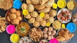 होली पर मेहमानों को स्नैक्स में सर्व करें ये 7 चीजें, लिस्ट देखकर आज ही कर लें तैयारी