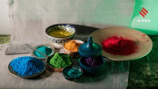How to Make Chemical-Free Holi Colors at Home Using Flowers and Vegetables