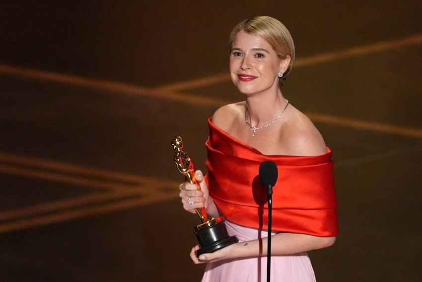Jessie Buckley accepts the award for actress in a leading role