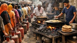 नोएडा और गाजियाबाद में गहराया घरेलू गैस का संकट; कतारों में कटा दिन, ढाबों पर लौटे कोयले के चूल्हे