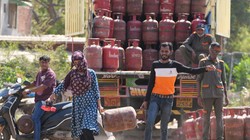 सरकार ने किया आश्वस्त: बुकिंग के ढाई दिन के अंदर मिलता था एलपीजी सिलेंडर अब भी मिल रहा है, पैनिक होने की जरूरत नहीं