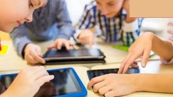 स्क्रीन की साजिश या लत की कहानी, बच्चों को क्यों जकड़ रहा है सोशल मीडिया का जाल | संपादकीय