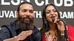 वायरल गर्ल मोनालिसा ने प्रेमी फरमान से हिंदू रीति से किया विवाह, कहा- सभी धर्मों को बराबर समझते हैं