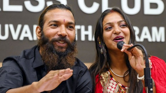 Monalisa viral girl, viral girl Monalisa, Kumbh Mela viral girl Monalisa