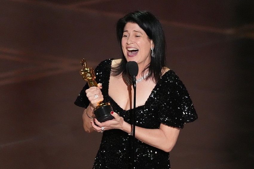 Cassandra Kulukundis accepts the award for casting