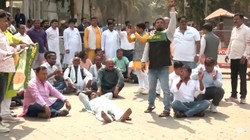 ‘हमारे नेता हमें न छोड़ें’, नीतीश कुमार के राज्यसभा जाने की चर्चा से भावुक हुए कार्यकर्ता, आवास के बाहर रोने-बिलखने लगे समर्थक