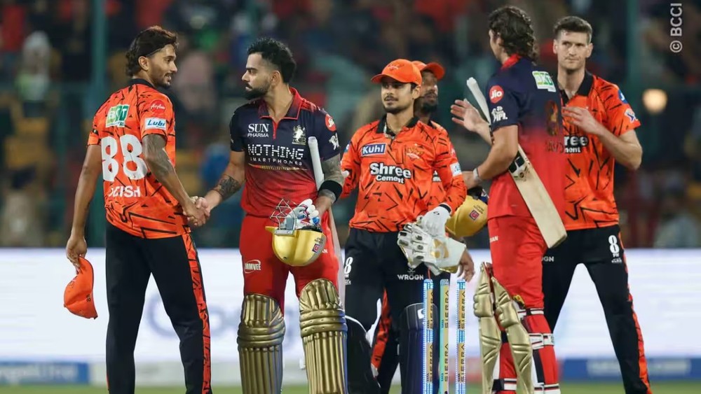 आरसीबी के खिलाड़ी विराट कोहली जीत के बाद SRH के प्लेयर्स से हाथ मिलाते हुए (सोर्स- BCCI)