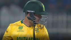 फिर ऑफ स्पिनर के जाल फंसे डिकॉक, ईडन गार्डन में शर्मनाक प्रदर्शन जारी