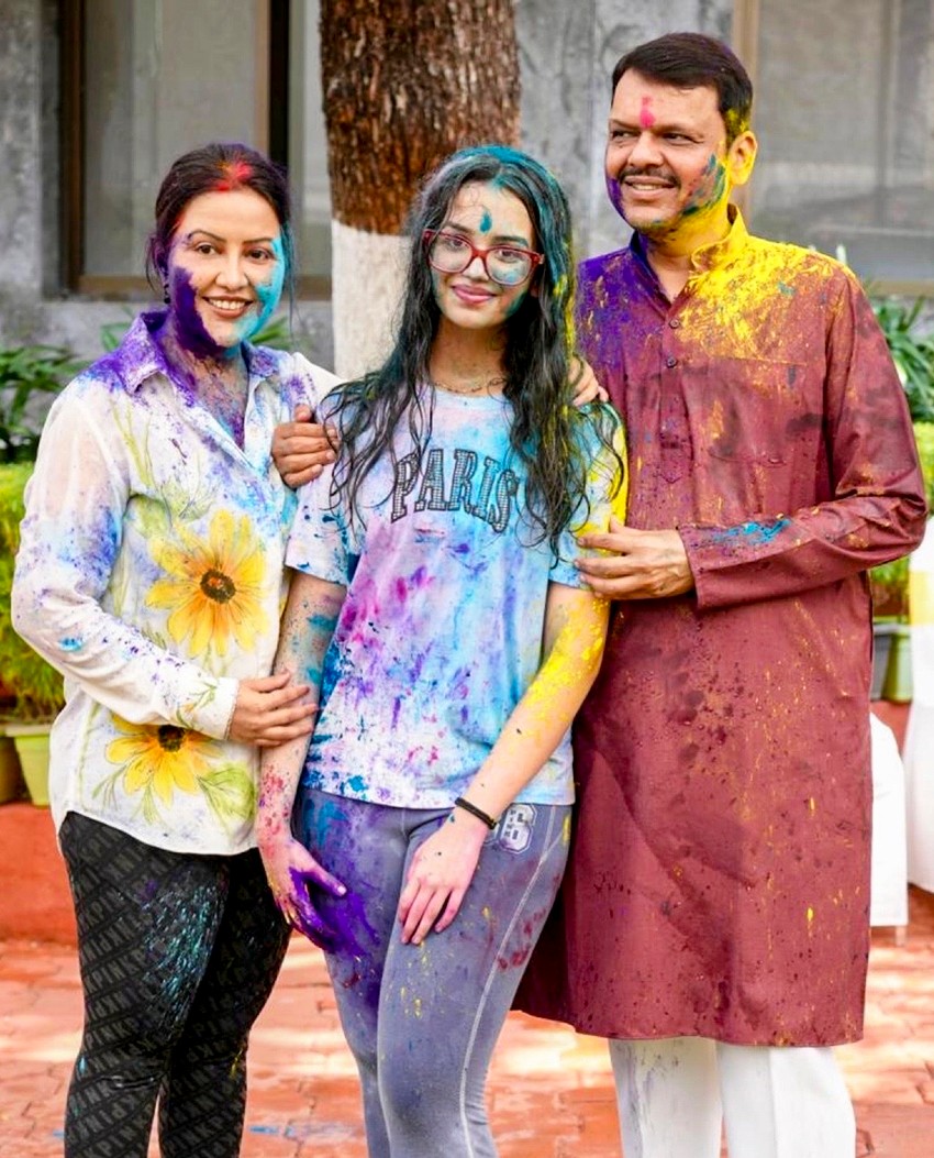 Devendra Fadnavis celebrates Holi with his family